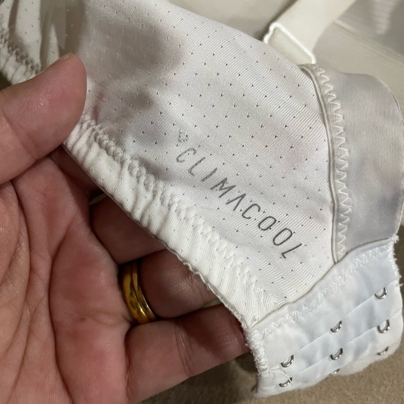 💙4️⃣0️⃣0️⃣💙Adidas sports bra. Pre loved 🥰 size 85C (38C) condition 10/10 - Picture 3 of 8